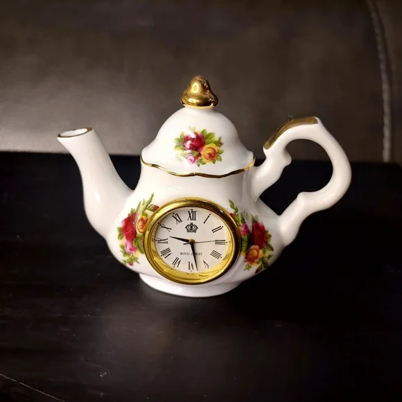 Royal Albert OLD COUNTRY ROSES Teapot Clock with Gold Accents - Picture 1 of 7